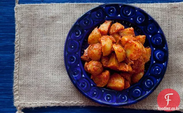 토마토 소스를 곁들인 스페인 구운 감자(파타 타스 브라 바스)