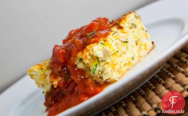 호박과 녹색 칠레 계란 아침 식사 캐서롤