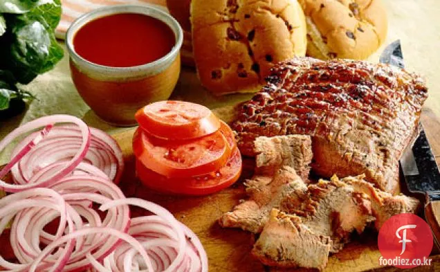 사과 바베큐 소스를 곁들인 측면 스테이크 샌드위치