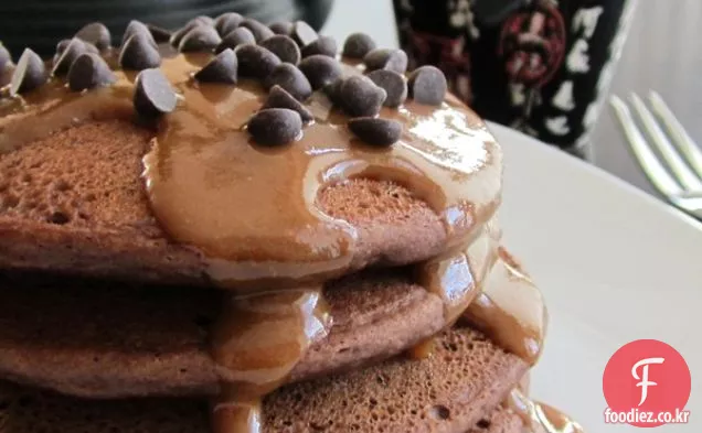 땅콩 버터 초콜릿 팬케이크(글루텐 프리 및 비건 옵션 포함)