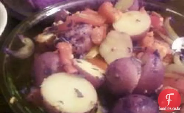 토마토,바질,마늘을 곁들인 구운 감자