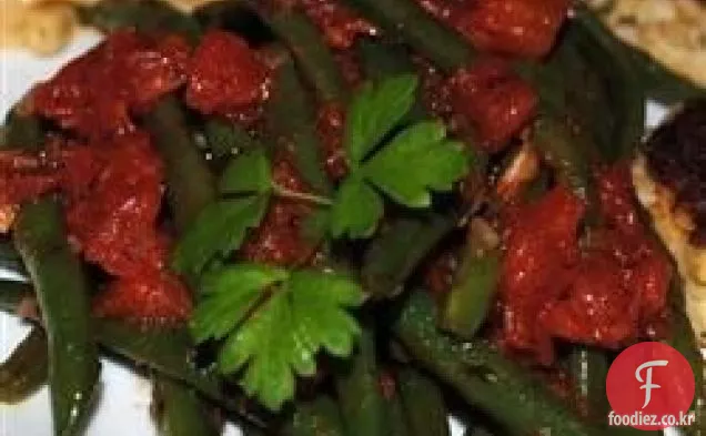 토마토 소스에 녹색 콩