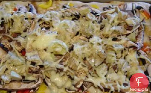 포토 벨로 버섯,신선한 고추 및 염소 치즈 피자