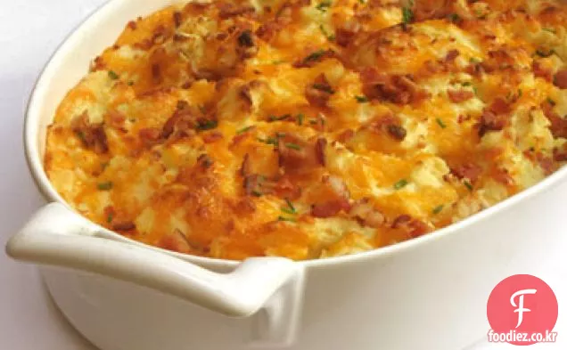 베이컨과 체다 치즈를 넣은 으깬 감자