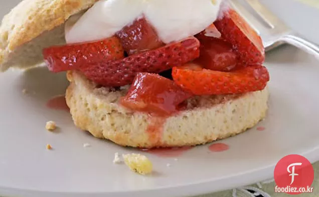 생강 크림 프레이 체를 곁들인 대황과 딸기 바닐라 향 쇼트 케이크