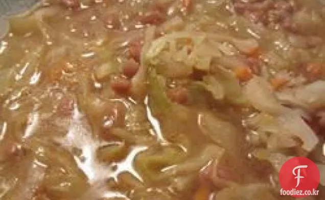 양배추,감자,구운 콩 수프