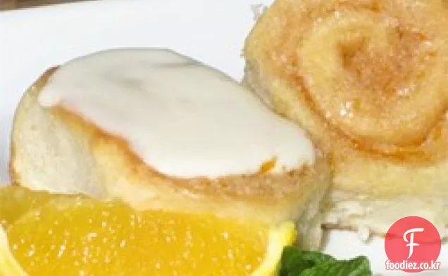 오렌지 크림 치즈 설탕을 입힌 할머니의 오렌지 롤