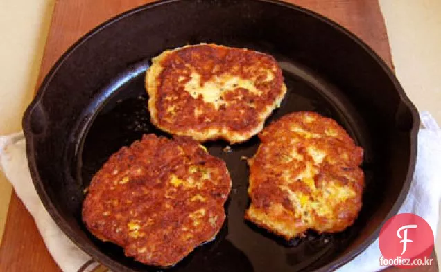 가보 토마토,아보카도,따뜻한 베이컨 비네 그레트를 곁들인 체다 치즈 팬케이크