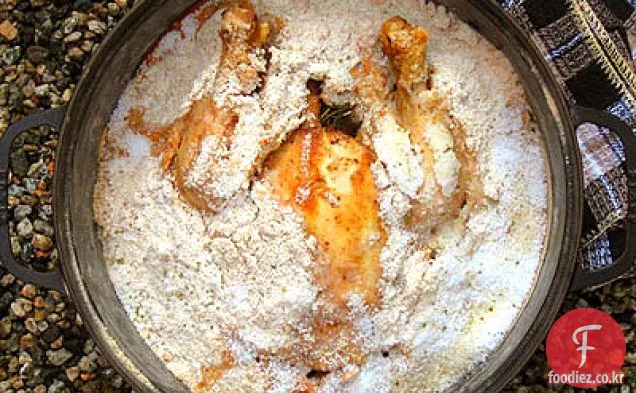 백리향 주입 소금 껍질에 구운 전체 닭고기
