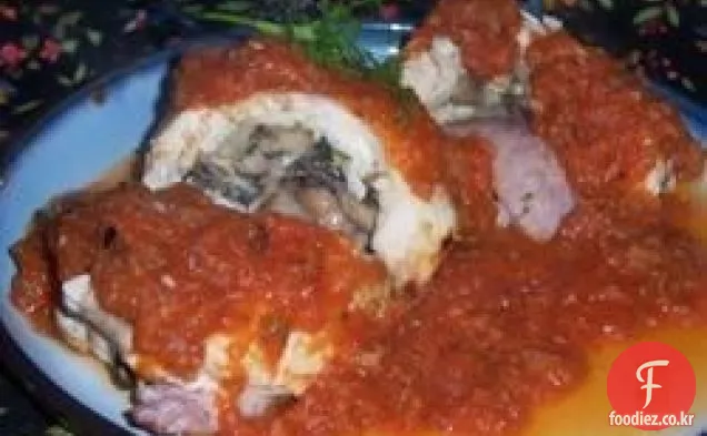 살사 드 구아히요(구아히요 페퍼 소스의 치킨 롤)
