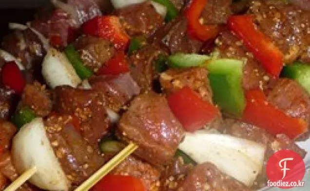 굉장한 매운 쇠고기 케밥 또는 아이티 부두 스틱