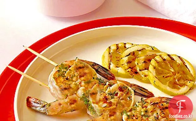 토마토 틸로-아보카도 살사 및 구운 레몬 슬라이스를 곁들인 소금물 새우 꼬치