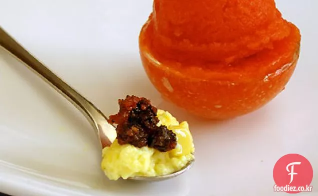 매콤한 설탕에 절인 베이컨과 토마토 셔벗을 곁들인 옥수수 브루 리