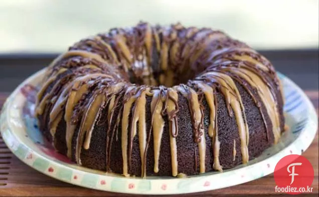 카라멜 이슬비 초콜릿 도넛 케이크