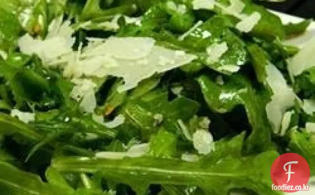 야생 로켓(아루 굴라)과 파마산 샐러드