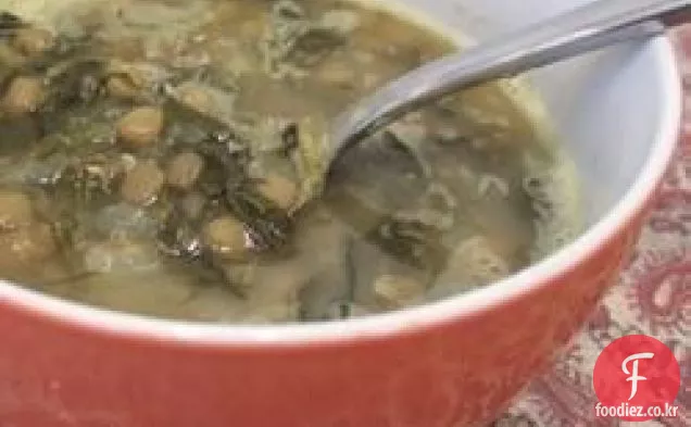 시리아 식 렌즈 콩과 시금치 수프