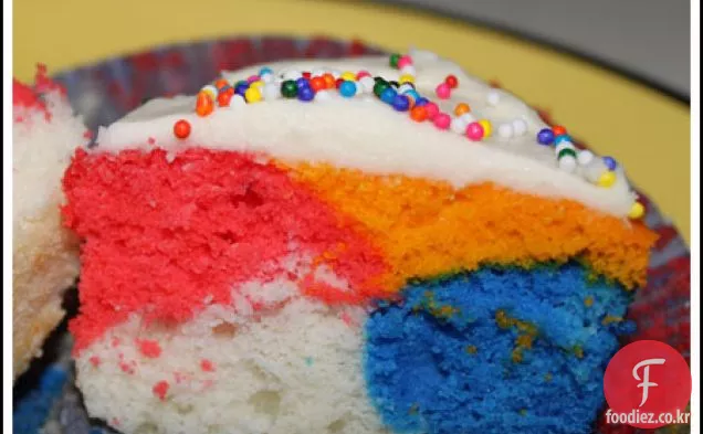 스크래치 화이트 케이크와 펀 페티 컵 케이크