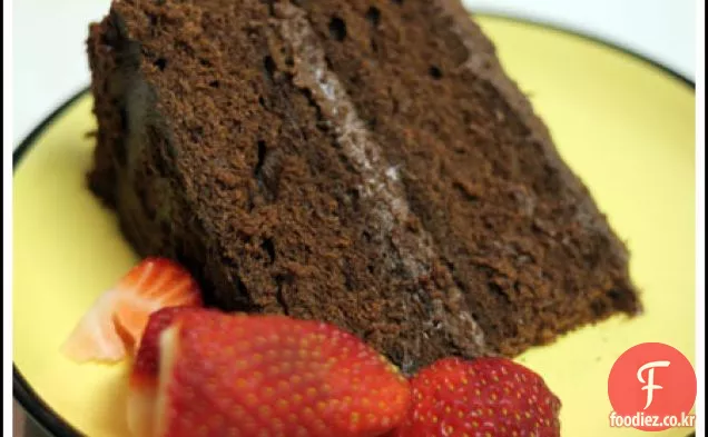 사워 크림 초콜릿 레이어 케이크