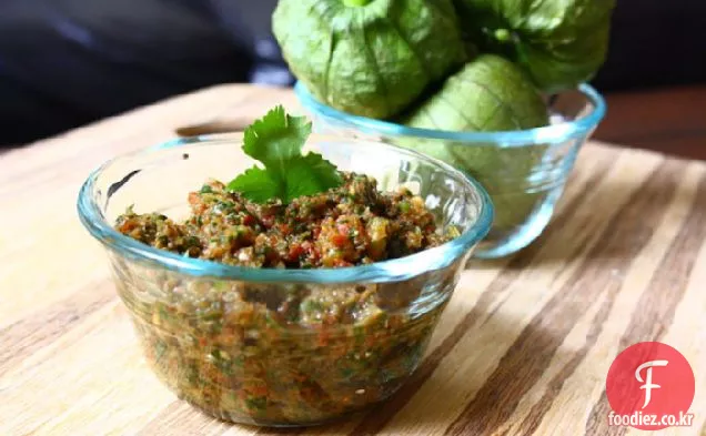 신선한 고수와 토마 틸로를 곁들인 구운 토마토 살사
