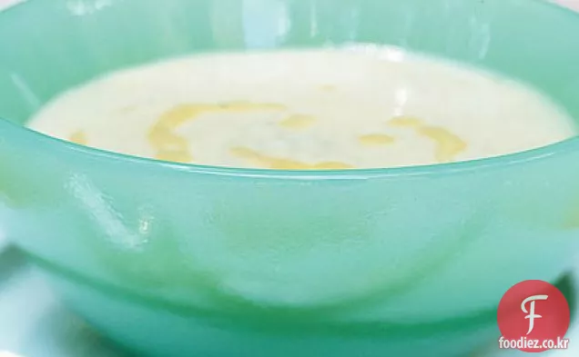 크림 송로 버섯 향 흰 콩 수프