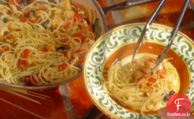 소금 대구와 토마토를 곁들인 스파게티 티니:스파게티 티니 콘 바카라와 토마토