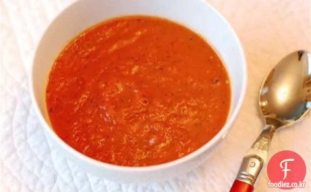 불에 구운 매운 토마토 수프