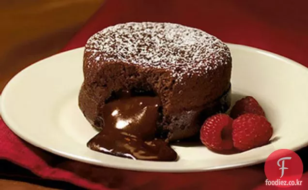 어두운 뜨거운 초콜릿 케이크