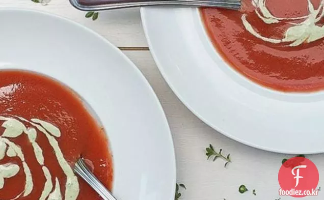 녹색 여신 휘핑 크림을 곁들인 냉장 토마토 수프