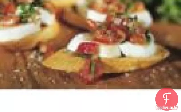 신선한 모짜렐라와 토마토 크로스 티니