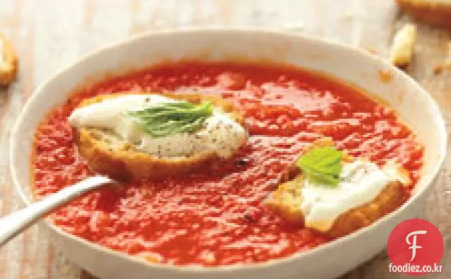 모짜렐라 크루통을 곁들인 토마토 수프