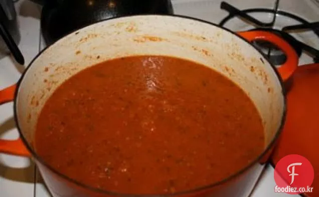 바삭한 판 체타를 곁들인 구운 토마토 수프