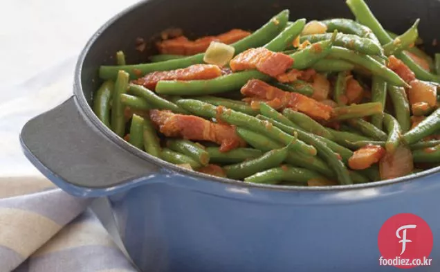 베이컨과 토마토와 매운 녹색 콩