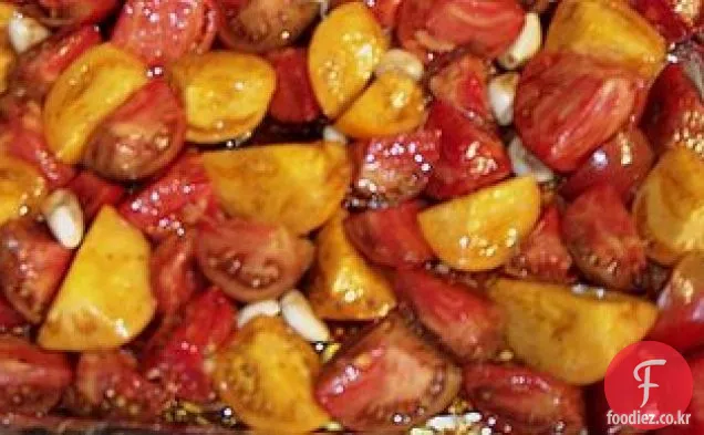 서니 사이드 업 크루통을 곁들인 구운 토마토 수프