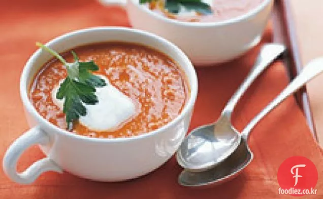 매운 병아리 콩과 토마토 수프