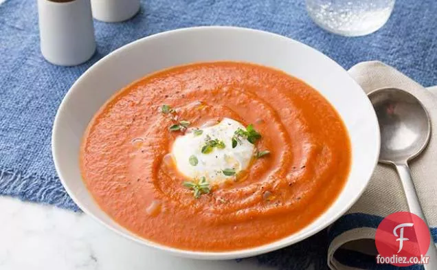 풍부한 구운 토마토 수프