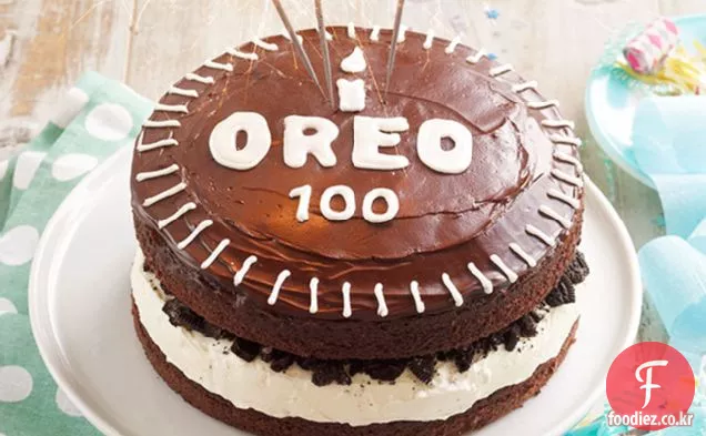 초콜릿 덮인 오레오 축하 케이크