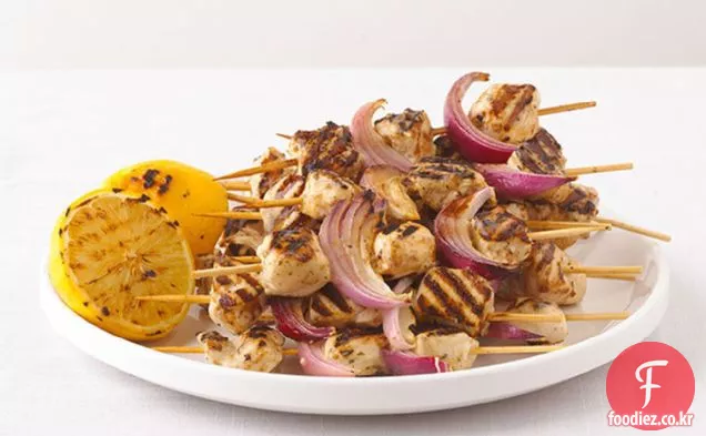 구운 그리스 치킨 케밥