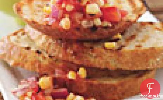 스모키 옥수수와 토마토 브루스케타