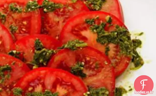 페스토 이슬비와 얇게 썬 토마토