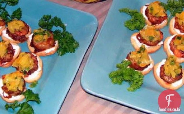 신선한 토마토,노란 고추와 브루 쉐 타에 구운된 새우 &