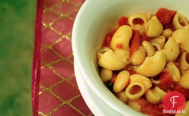 흰 콩,파스타와 토마토 수프
