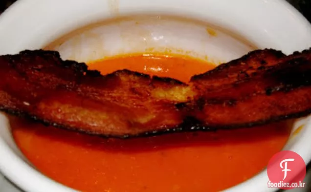 두꺼운 컷 베이컨을 곁들인 국내 디바의 구운 토마토 수프