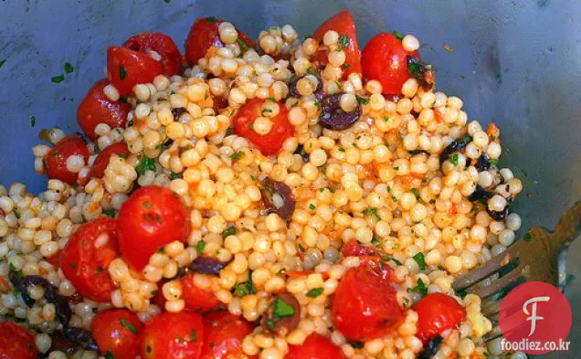 올리브와 구운 토마토를 곁들인 진주 쿠스쿠스