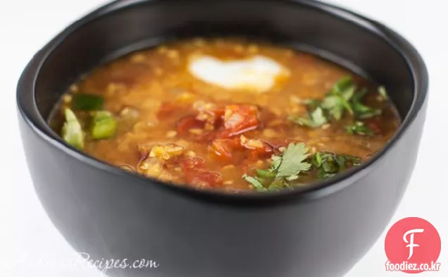 매운 빨간 렌즈 콩과 토마토 수프