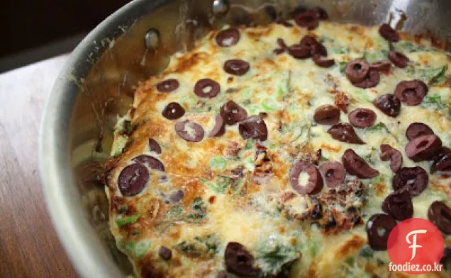 치즈,햇볕에 말린 토마토,바질을 곁들인 프리 타타
