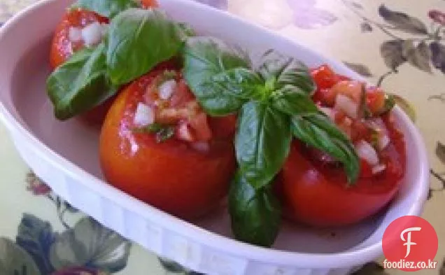 딜 비네 그레트에 바삭한 오이와 토마토