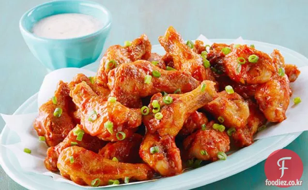 버팔로 스타일의 슬로우 쿠커 치킨 드럼