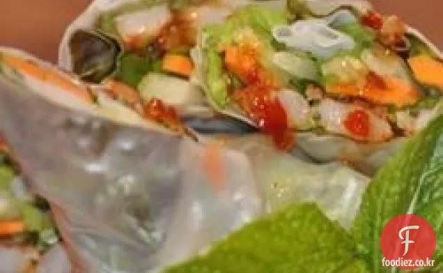 아시아 땅콩 소스와 새우 여름 롤