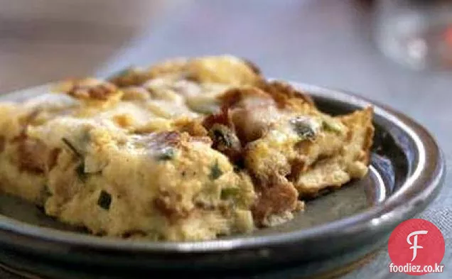 햄과 스위스 빵 푸딩