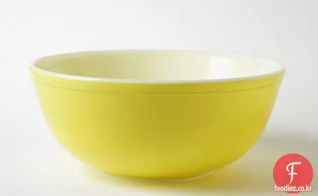 귤과 신선한 고수풀을 곁들인 매운 지 카마 샐러드